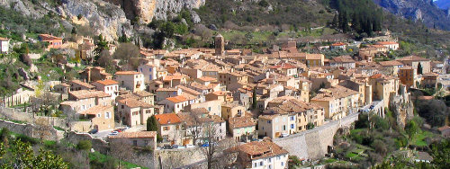 Vue panoramique de Moustiers-Sainte-Marie